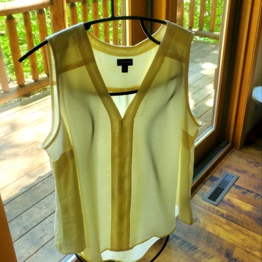 Torrid‎ Vneck Cream Sleeveless Sz. 00 (XL) Tunic